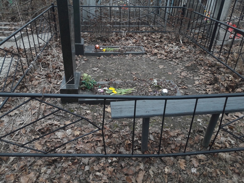Укладка тротуарной плитки на кладбище